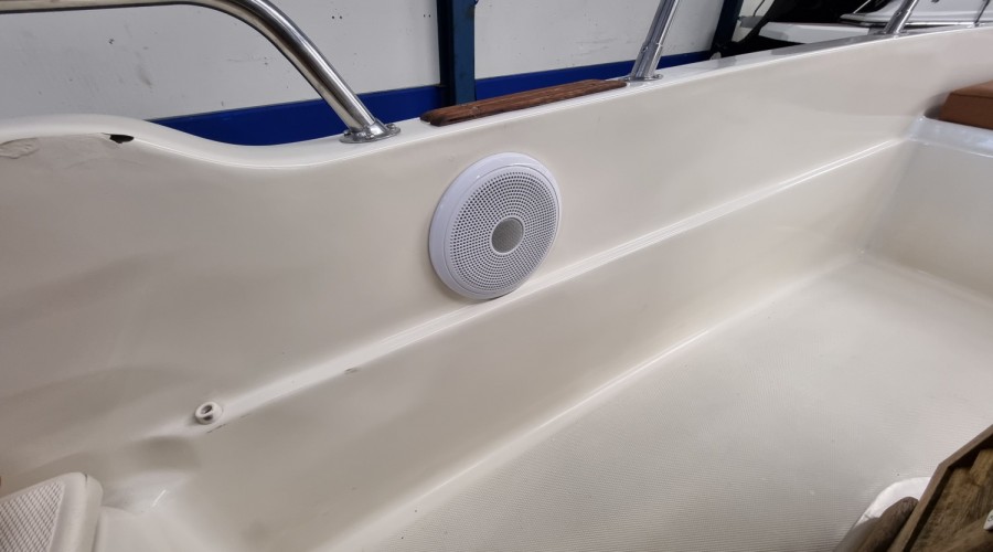 Rascala FM 15 met 40pk 4-takt EFI en trailer (z&eacute;&eacute;r netjes!)